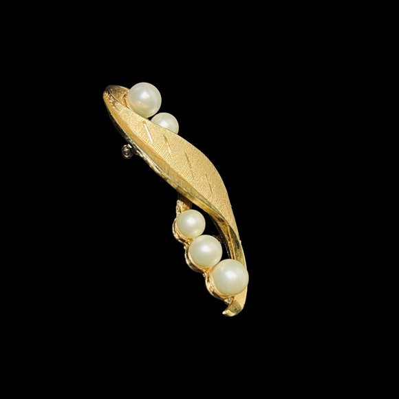 Vintage Kramer Gold Tone And Faux Pearl Brooch And Clip On Earrings (5003) - Picture 3 of 10
